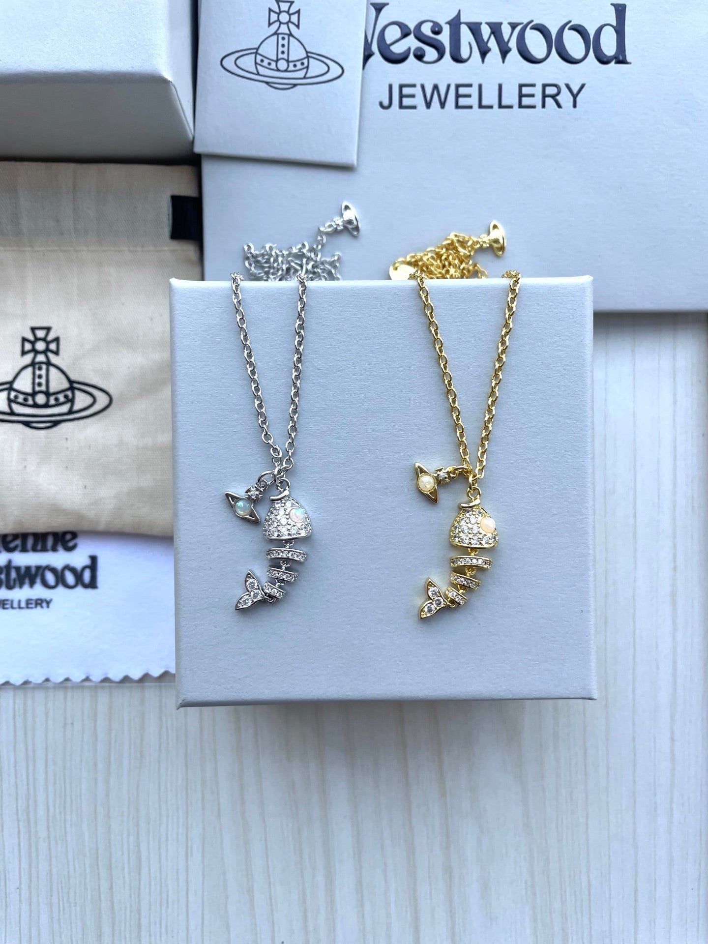 Vivienne Westwood Full-Rhinestone Fishbone Clavicle Necklace