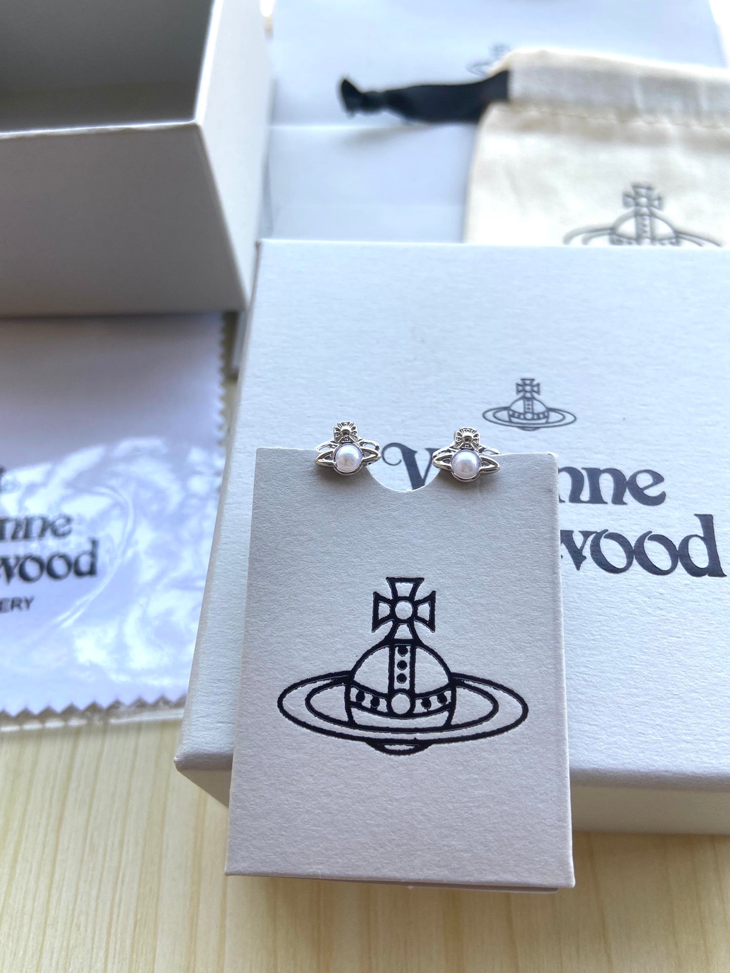 Vivienne Westwood"Pearl Planet" Stud Earrings