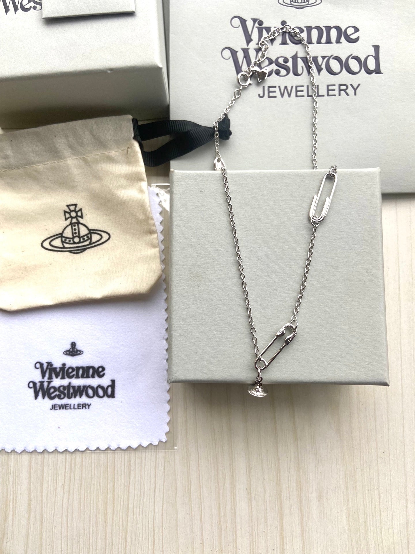 Vivienne WestwoodMinimalist Safety Pin Clavicle Chain