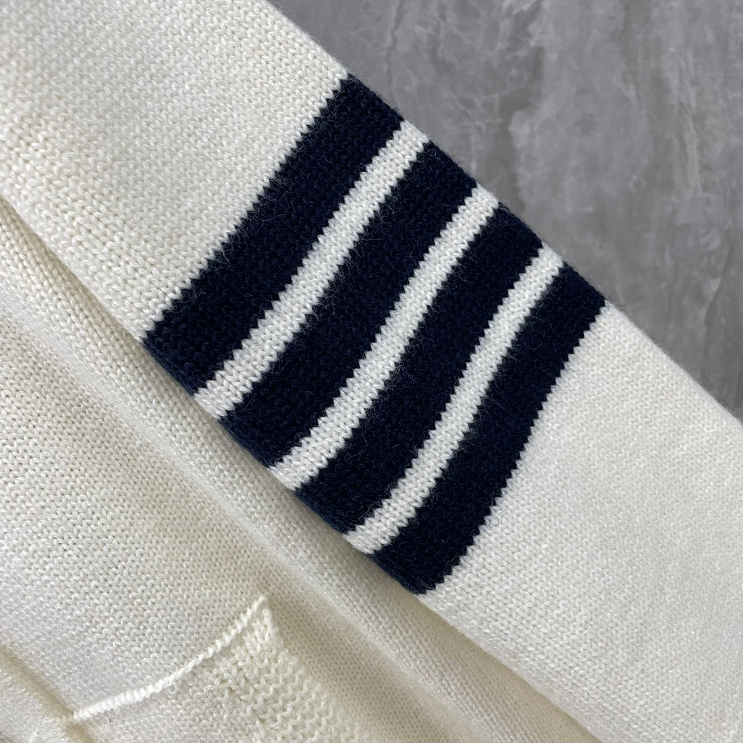 Thom BrowneMen's Classic V-Neck Knitted Cardigan with 4-Bar Sleeve Detail