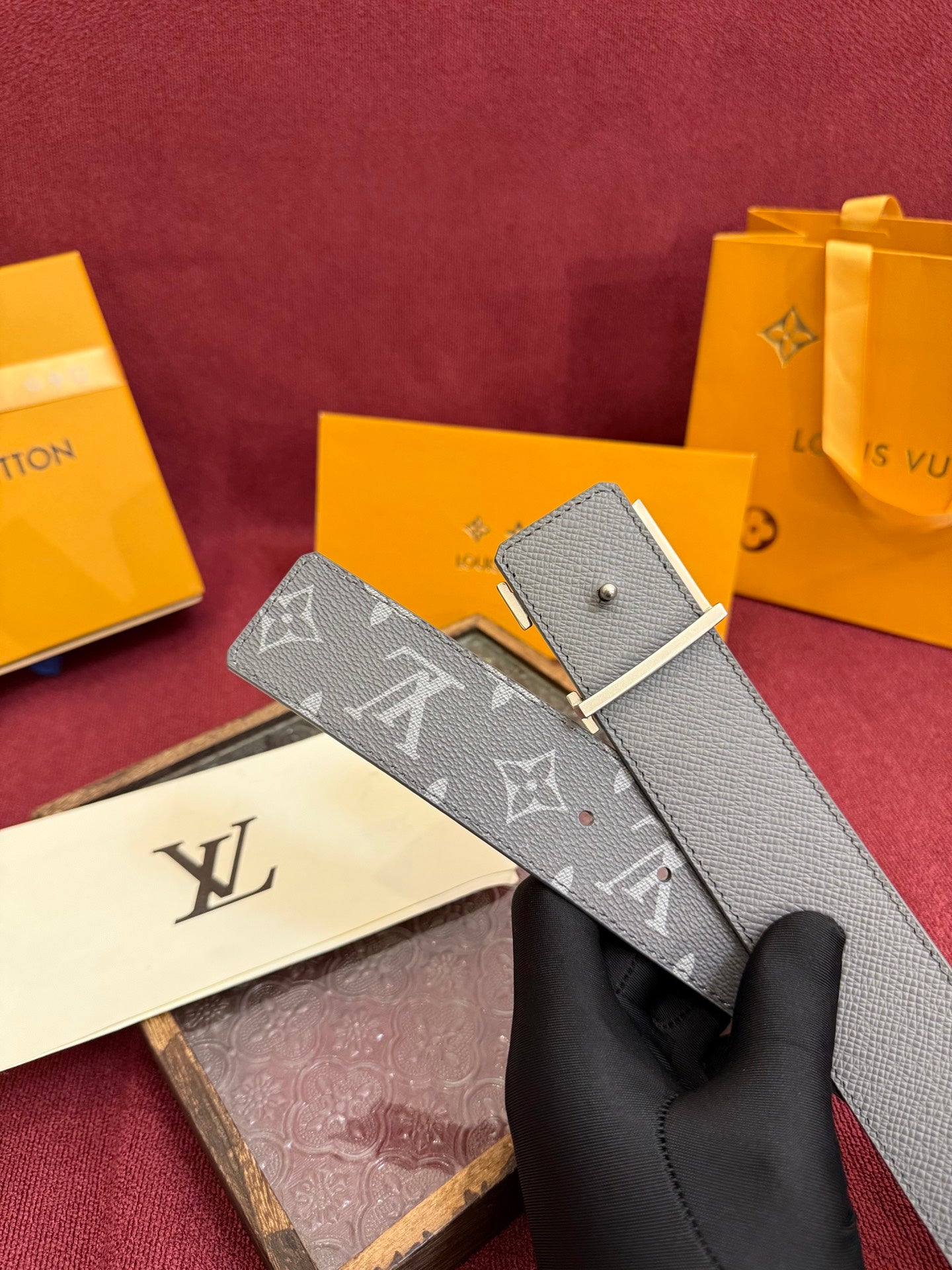 LOUIS VUITTON New Men's Grey Belt
